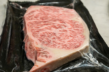 甲5型Wagyu A5型牛肉的许多部分含有高分辨率浮标纹理花纹生肉食物炙烤晚餐肉片烧烤美食盘子大理石图片