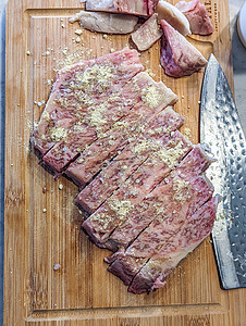 甲5型Wagyu A5型牛肉的许多部分含有高分辨率浮标纹理晚餐盘子烹饪肉片美食大理石生肉花纹烧烤食物图片
