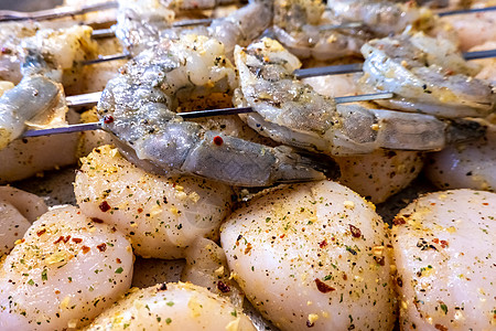为缔约方准备的生扇贝和虾白色食物海鲜扇贝科基主食图片