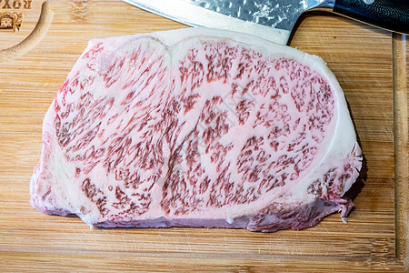 甲5型Wagyu A5型牛肉的许多部分含有高分辨率浮标纹理花纹屠夫厨师炙烤烧烤生肉餐厅盘子牛肉美食图片