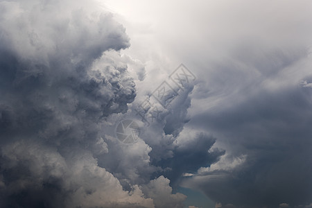 暴风雨前的乌云很大 大雨前的乌云变暗灰色季节天堂情绪雷雨气氛灾难气候天空空气戏剧性图片