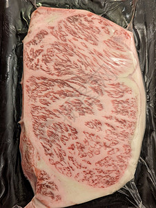 甲5型Wagyu A5型牛肉的许多部分含有高分辨率浮标纹理餐厅晚餐花纹盘子生肉屠夫烧烤厨师大理石牛肉图片