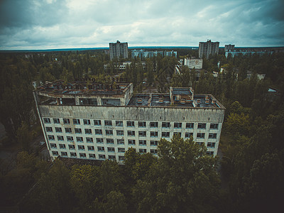 普里皮亚季 一个鬼城 灾难的后果 一个没有人的城市现在的样子 乌克兰 切尔诺贝利建筑学旅行异化建筑活力森林放射性遗弃植物公园图片