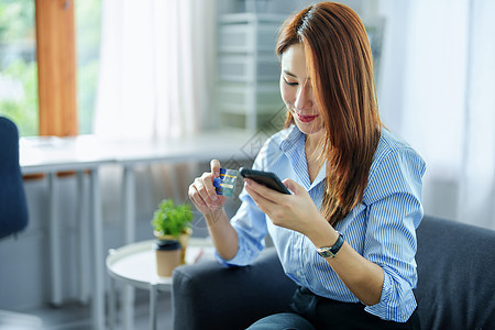 在线购物和互联网支付 亚洲女性肖像正在使用信用卡和智能手机在线购物或在数字世界中办事网上购物信用成人女士互联网笔记本网络电脑享受图片