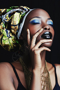 她是真正的非洲美女 一个美丽的非洲女人在黑色背景下摆姿势女性皮肤敬业化妆品造型黑人头发护理冒充精神图片