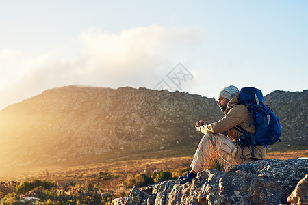 徒步休息别活在人生中 长在一生中 被山上观望的徒步者拍到背景