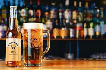 啤酒瓶 在模糊的酒吧柜台上模拟包装推介会嘲笑甲板俱乐部瓶子啤酒工艺产品广告图片