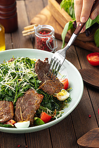 新鲜绿色沙拉 配有肉和蛋牛肉食物营养菜单烹饪盘子背景午餐美食餐厅图片