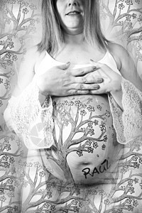 八个月的孕妇穿着睡衣 在肚子上涂点油画身体女孩孩子腹部女性母亲婴儿白色怀孕父母图片