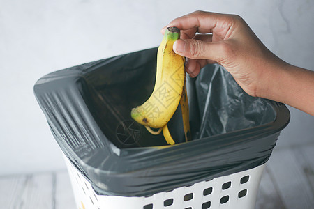 在垃圾桶里扔香蕉盒子金属垃圾回收垃圾箱环境塑料图片