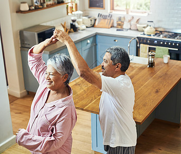 一对快乐的老夫妇白天一起在厨房里 在家里共舞一阵子 拍到了他的照片 (笑声)图片