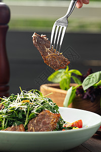 新鲜绿色沙拉 配有肉和蛋食物盘子烹饪午餐餐厅菜单牛肉水平营养背景图片