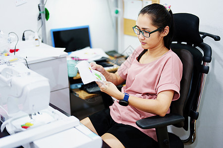 刺绣 手工艺品 爱好 中小企业业务 家族企业 亚洲女性设计师的肖像正在根据客户订单使用自动刺绣机设计图案活动仓库包装店铺纺织品水图片