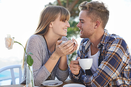 最理想的开始方式就是跟你在一起 一对年轻夫妇在外面吃早餐 笑声男朋友咖啡感情一夫一妻女士亲热恋爱幸福夫妻女性图片