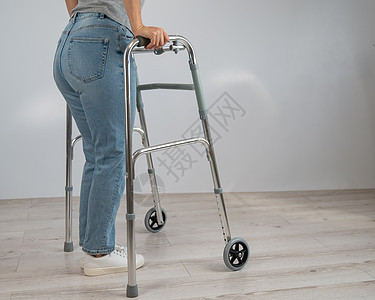 女用行尸紧贴女性的腿 女孩在特殊设备的帮助下走路走来走去工具药品病人残障疾病医学老年保健康复斗争图片