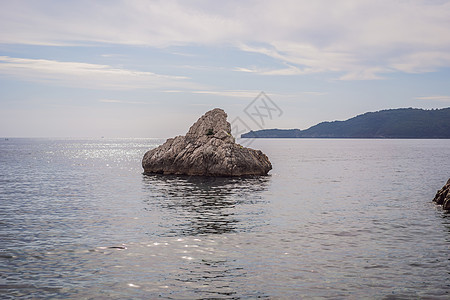 黑山是欧洲最受欢迎的旅游景点之一 在黑山的海洋中布满美丽的岩石建筑天线地标海滩历史性教会阳光海景遗产日落图片