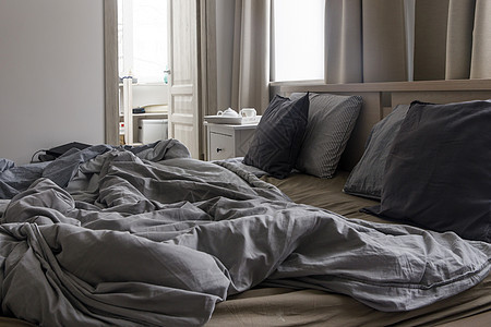 一张没有缝制的床 有两张睡衣在灰色遮盖罩里的小矮人 早安概念软垫公寓窗帘酒店卧室寝具床单用品被单毯子图片