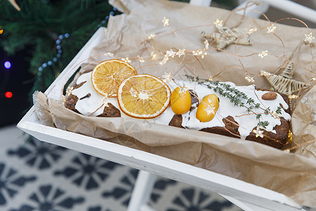 传统圣诞节蛋糕 上面装满干橙子 丁香和玫瑰香料 并配有手工艺纸庆典销售羊角水果巧克力装饰礼物甜点乡村风格图片