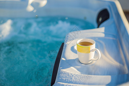 热水浴缸水力按摩池边的杯子 早上喝一杯 照明池 在城外休息 带水力按摩池的小屋蓝色陶器酒店内饰奢华庆典享受木头洗澡浴室图片
