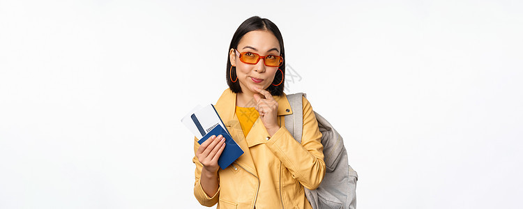 带登机票和护照到国外旅游的亚洲女游客 持有背包 考虑旅行 站在白背景上站立以及女士门票广告情绪成人工作室微笑女性办公室解决方案图片