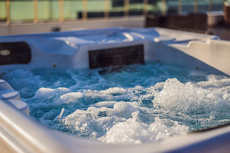 热水浴池 电镀池 在城市以外休息 带水气池的温泉水漩涡房子闲暇塑料卫生旅行蓝色奢华按摩甲板图片