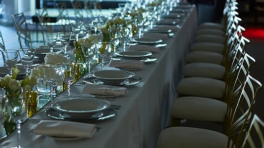 组织得漂亮 为客人准备了节日宴会桌环境盘子装饰桌布午餐餐厅刀具婚礼服务玻璃图片