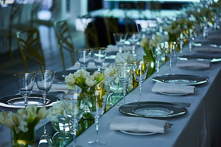喜悦的婚礼接待区 为客人和聚会做好准备银器大厅酒店椅子桌布环境刀具玻璃用餐酒杯图片