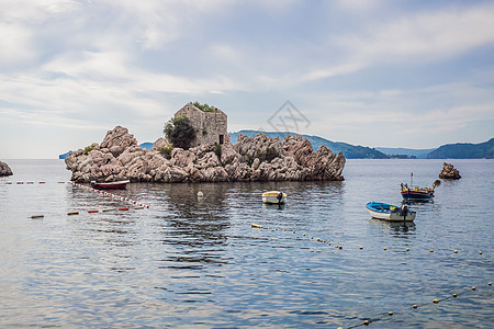 Przno村附近的 Cozy海滩和岩石上的建筑 地点 Przno村 黑山 巴尔干 欧洲海景晴天悬崖旅行海岸线支撑游泳风景地标蓝色图片