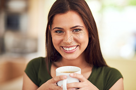 在你喝咖啡之前是不好的早晨 一位有魅力的年轻女人在厨房里喝杯咖啡的肖像 (笑声)图片