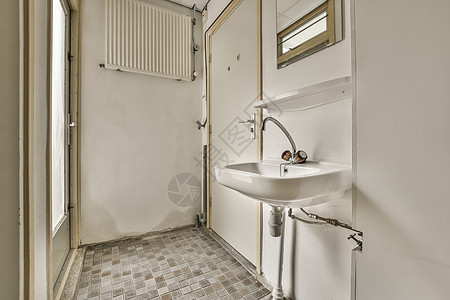 一间舒适的房子里的浴室奢华龙头陶瓷家具装饰建筑学卫生间卫生制品镜子图片