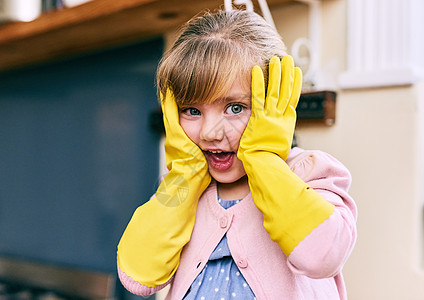 哦 没时间洗碗 一个看起来很惊讶的小女孩的画像 她戴着黄色的洗碗手套 双手捧着脸图片