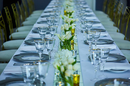 优雅的桌子上摆着莲花 有选择性的焦点椅子奢华陶器勺子婚礼背景食物庆典午餐刀具图片
