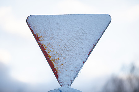 一个雪三角路牌 让位给 对抗模糊的天空图片