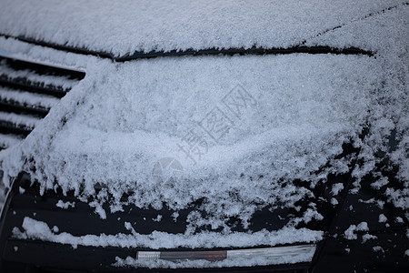 冬季天气下雪时 一辆汽车被薄薄的雪覆盖摄氏度光环路况季节气候寒意身体公主大灯雾凇图片