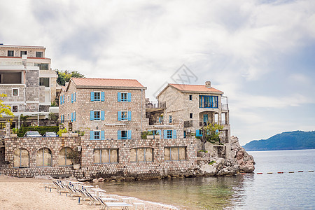 Przno村附近的 Cozy海滩和岩石上的建筑 地点 Przno村 黑山 巴尔干 欧洲蓝色建筑学海景旅行假期山脉游艇地标冲浪海岸图片