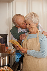 谢谢你照顾我 亲爱的 一对老年夫妇一起站在厨房里的镜头图片
