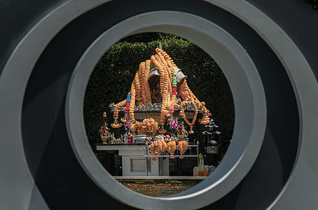 是一个圣迹 一座雕像是Phra Phrom四面神用圆形建筑的几何图穿透空间信仰图形异国传统宗教螺旋玩具精神几何文化图片