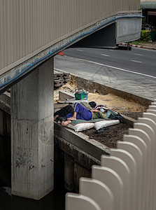 疲劳的建筑工人在项目工地桥下面的垫子上工作休息时睡着 筋疲力尽压力栅栏时间工人男性娱乐职业男人金属阳光图片