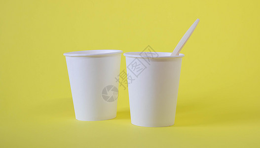 黄色背景上的两个小白纸杯子咖啡早餐饮料咖啡店小样塑料商业店铺牛奶产品图片
