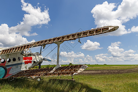 弃机的飞机站在战场上 对着阴云蓝天复古车辆废料环境损害碰撞运输金属航空翅膀图片
