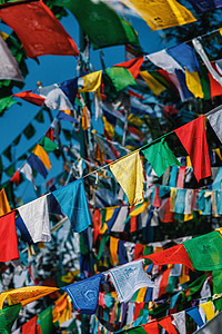 风马旗印度喜马查尔邦McLeod Ganj的佛教祈祷旗佛教徒经幡考拉旗帜咒语复合体真言宗教祷告背景