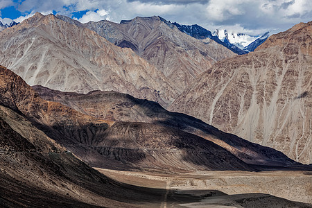 拉达赫卡东拉关口附近喜马拉雅山的景象风景山脉岩石图片