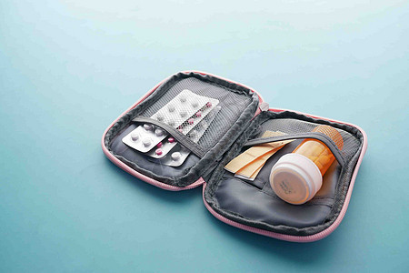 一个小袋子里装有医疗药丸的容器 水泡袋和温度计药品药店塑料药物盒子白色吸塑疾病包装黑色图片