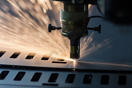 工业用激光切割金属板块过程工作机器运动行动设备危险钣金金工制造业制造图片