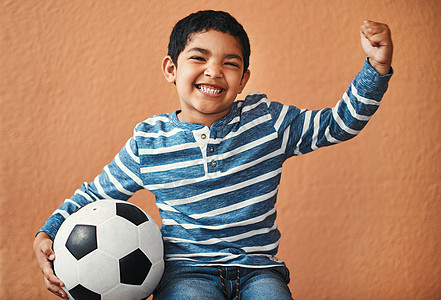 当我长大了 我会成为一名足球明星 一个可爱的小男孩与足球合影的画像背景