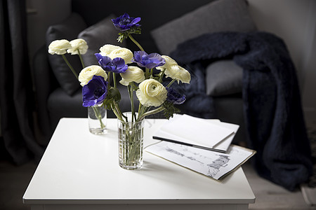 在白桌上的花瓶里 装有白色调子和蓝色阿内蒙婚礼花瓣庆典季节念日植物群花艺花园植物玫瑰图片