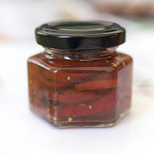 红辣椒加香料和不同的泡菜 在罐子出售图片