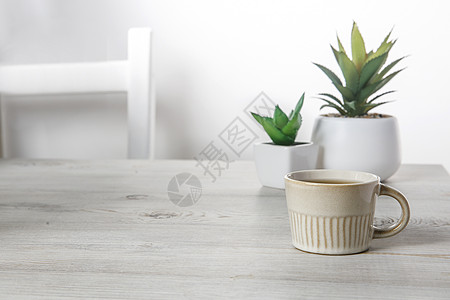 办公桌的办公用木板 工作场所 人造植物和咖啡杯 灰色木制桌子上有复制空间杯子陶瓷装饰咖啡制品椅子人造花风格图片
