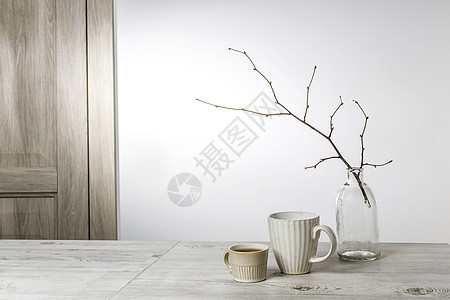 一个未泡亮的环形树枝在玻璃花瓶和桌上一小杯面咖啡中 斯堪的纳维亚风格 文本的位置茶碗红茶早餐厨房咖啡店木头饮料香气杯子棕色图片