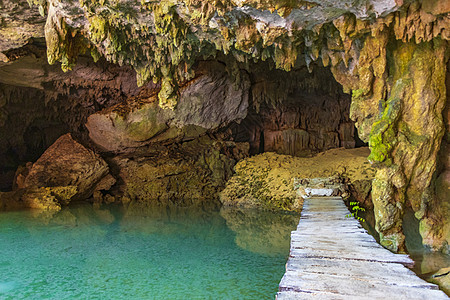 令人惊异的蓝色绿宝石水 和石灰岩洞洞口墨西哥半岛石头池塘热带水池假期丛林洞穴文化天坑图片
